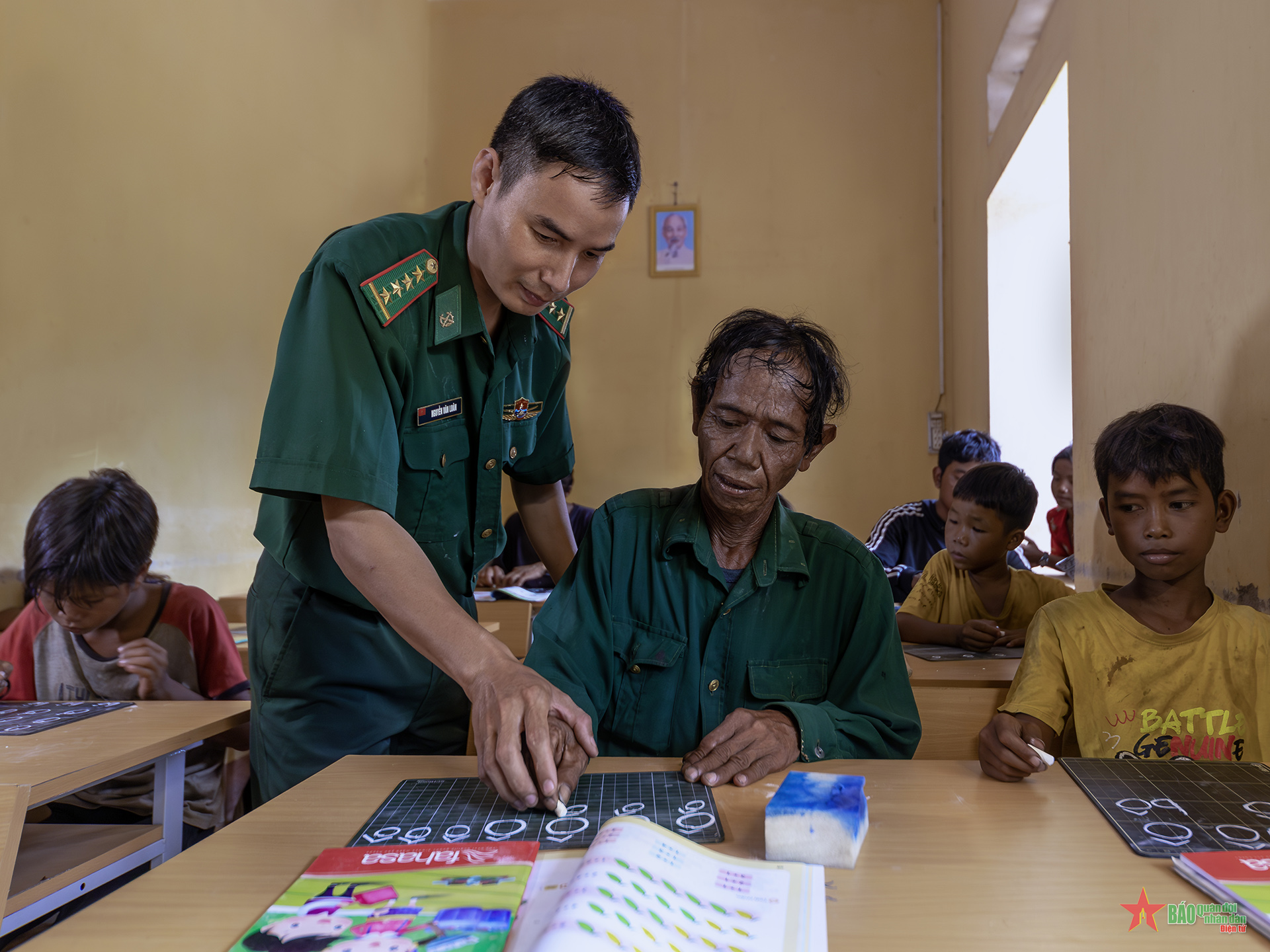 Lớp xóa mù làng Suối Khôn